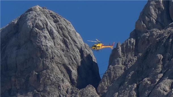 Norditalien: Wanderer ausgerutscht und tödlich verunglückt Ein Rettungshubschrauber überfliegt den Punta-Rocca-Gletscher in der Nähe von Canazei in den italienischen Alpen. (Symbolbild)