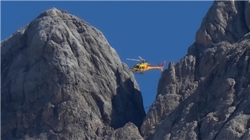 Ein Rettungshubschrauber überfliegt den Punta-Rocca-Gletscher in der Nähe von Canazei in den italienischen Alpen. (Symbolbild)
