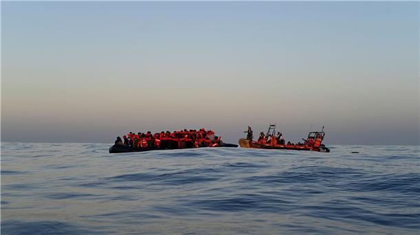 „Geo Barents“ nimmt 440 Mittelmeermigranten an Bord Ein Rettungsteam der humanitären Organisation Ärzte ohne Grenzen nähert sich einem Schlauchboot mit Migranten an Bord (Archivbild).
