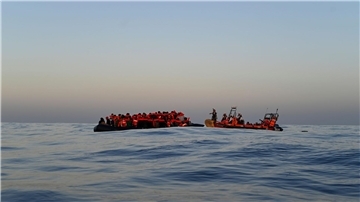 Ein Rettungsteam der humanitären Organisation Ärzte ohne Grenzen nähert sich einem Schlauchboot mit Migranten an Bord (Archivbild).