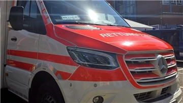 Ein Rettungswagen der Bremerhavener Feuerwehr steht am Rande der Sail in der Sonne. Am ersten Tag der Veranstaltung in Bremerhaven war er aber auch oft im Einsatz. 