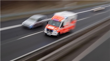 Ein Rettungswagen fährt über eine Autobahn.