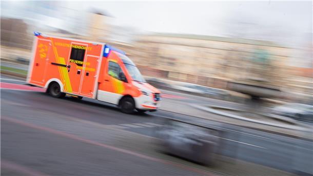 Mann stirbt bei Festival - Schaulustige behindern Einsatz Ein Rettungswagen rast durch Hannover. (Symbolbild)
