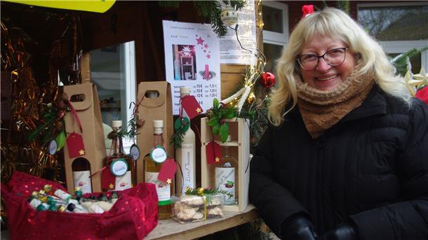 Die Vorsitzende der Rhader Landfrauen, Birgit Arndt, steht vor dem Verkaufsstand auf dem Rhader Weihnachtsbasar