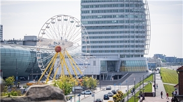 Ein Riesenrad ist am Wochenende am Neuen Hafen in Bremerhaven aufgebaut worden. Ab Montag 11 Uhr läuft der Betrieb.