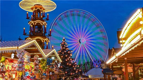 Weihnachtsmärkte streiten mit der Gema über Tarife Ein Riesenrad und eine Pyramide drehen sich auf dem Cottbuser Weihnachtsmarkt.