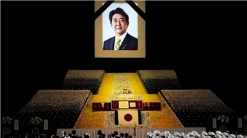 Ein riesiges Porträt erinnert an den ermordeten Ex-Ministerpräsidenten Shinzo Abe.