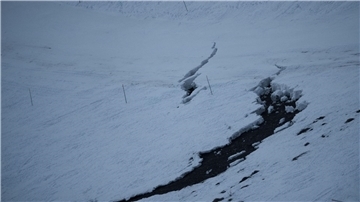 Ein Riss in einer Skipiste im Glacier-3000-Skigebiet in der Schweiz.