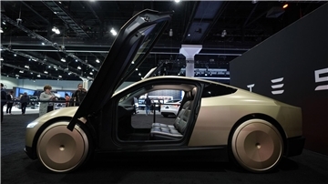 Ein Robotaxi-Fahrzeug ohne Lenkrad und Pedale will Tesla von 2026 an bauen. (Archivbild)