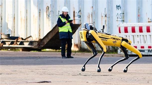 Ein Roboterhund patrouilliert über das Midgard-Gelände und liefert Fotos und Videos, in den Lageraum, die der Krisenstab dort auswerten kann.