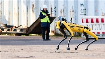 Ein Roboterhund patrouilliert über das Midgard-Gelände und liefert Fotos und Videos, in den Lageraum, die der Krisenstab dort auswerten kann.