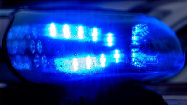Polizei jagt jungen Rollerfahrer durch Debstedt und Bremerhaven Blaulicht leuchtet auf einem Fahrzeug der Polizei. Ein Rollerfahrer flüchtete mit hoher Geschwindigkeit vor einer Polizeikontrolle. Die Polizei bittet Zeugen, sich mit Hinweisen zum Fahrer zu melden.