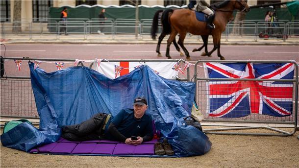 Ein Royalist campiert entlang der Krönungsroute in London.