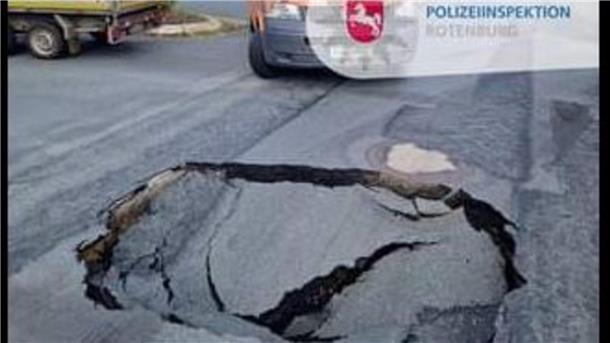 Ein rund ein Meter großes Loch klafft in der Fahrbahndecke der Ortsdurchfahrt Gyhum.