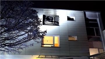 Ein rußgeschwärztes Fenster auf einer oberen Etage der Pflegeeinrichtung.
