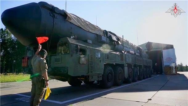 Russland startet Atom-Manöver zu Wasser, Land und Luft Ein russischer Raketenwerfer des Typs Jars bei einer Übung. (Archivbild)