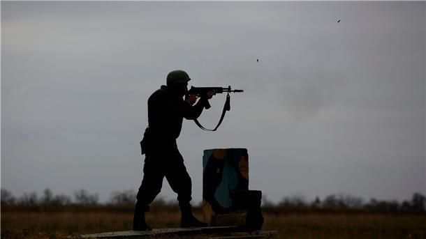 Ein russischer Rekrut während einer Schießübung in Stawropol.