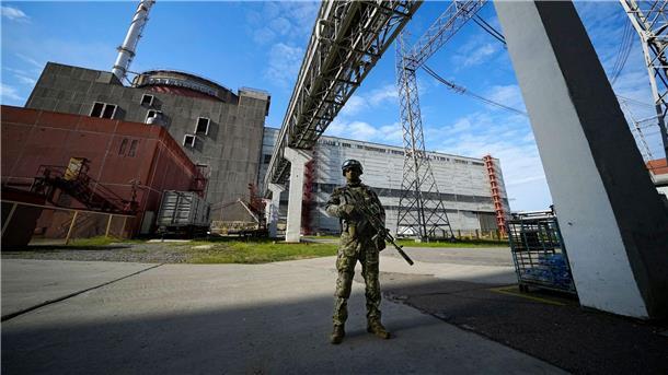 Krieg gegen die Ukraine: So ist die Lage Ein russischer Soldat bewacht einen Bereich des Kernkraftwerks Saporischschja in einem Gebiet unter russischer Militärkontrolle im Südosten der Ukraine.