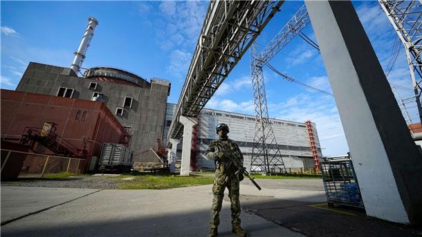 Putin annektiert per Dekret Europas größtes Atomkraftwerk Ein russischer Soldat einen Bereich des Kernkraftwerks Saporischschja in der Ukraine.