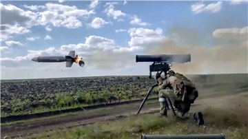 Ein russischer Soldat feuert aus einer Kornet, einer tragbaren russischen Panzerabwehrlenkwaffe.
