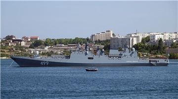 Ein russisches Kriegsschiff liegt vor der Hafenstadt Sewastopol. Hier soll es zu einem ukrainischen Angriff gekommen sein.