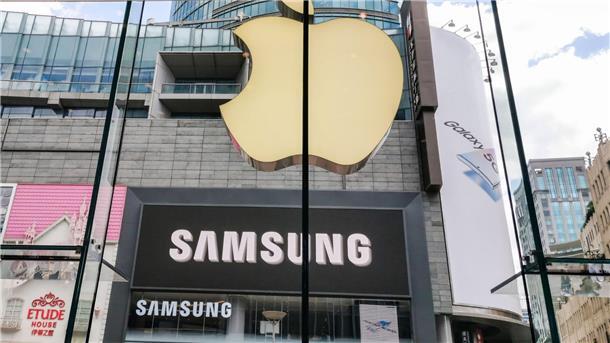 Apple zuletzt knapp dran an Smartphone-Primus Samsung Ein Samsung Experience Store in unmittelbarer Nähe eines Apple Retail Stores in Shanghai.
