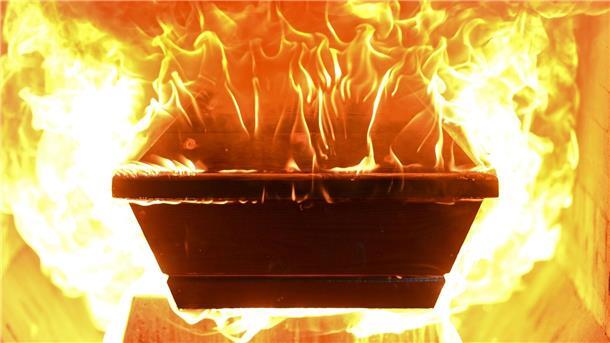 Das Geschäft mit dem Tod - Bestattungsbranche im Wandel Ein Sarg fängt Feuer, nachdem er in den Ofen des Krematoriums hineingefahren wurde.