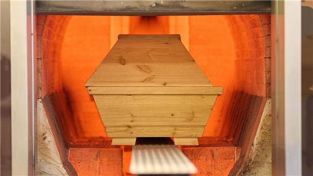 Mehr Sterbefälle in Deutschland in Corona-Jahren Ein Sarg wird in einem Krematorium verbrannt.