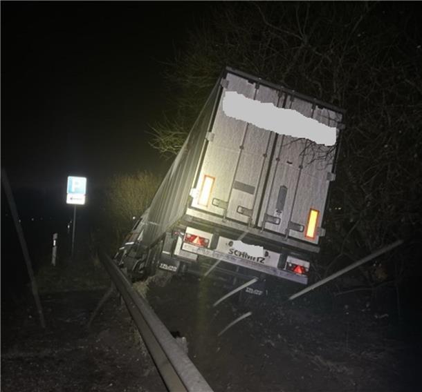 Sattelzug blockiert L135: 12.000 Euro Schaden durch missglücktes Manöver Unfall Lkw Sattelzug