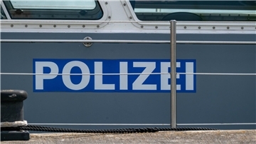 Ein Schiff der Wasserschutzpolizei. In Oldenburg stieß ein Schiff gegen eine Eisenbahnbrücke. Verletzt wurde niemand. (Symbolbild)