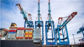 Ein Schiff liegt an der Bremerhavener Stromkaje - aber die Arbeit reicht nicht für alle Beschäftigten im Hafen.