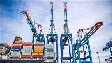 Ein Schiff liegt im Containerhafen Bremerhaven. Die deutsche Wirtschaft schwächelt.