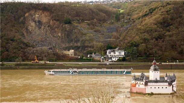 Bahn: Zugverkehr auf Mittelrheinstrecke weiter eingeschränkt Ein Schiff passiert die Stelle in der Nähe der Burg Pfalzgrafenstein, wo sich am Hang eines Steinbruchs Geröll gelöst hatte. Gleise und Bundesstraße wurden vorsorglich gesperrt.