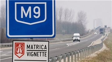 Ein Schild am Straßenrand bei Szekszard in Südungarn macht auf die Mautpflicht aufmerksam.