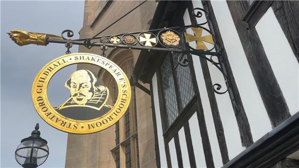 Was man von Shakespeare heute noch lernen kann Ein Schild an einem historischen Gebäude (Guildhall) in Stratford-upon-Avon erinnert an William Shakespeare.