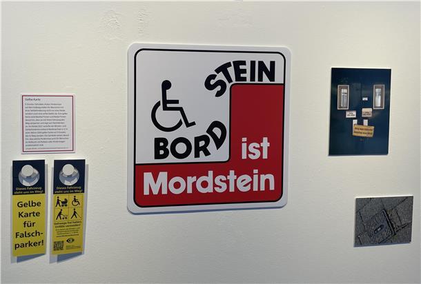 Ein Schild mit der Aufschrift "Bordstein ist Mordstein".