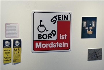 Ein Schild mit der Aufschrift "Bordstein ist Mordstein".