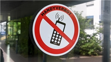 Ein Schild „Handyverbot“ ist am Eingang einer Schule in Berlin zu sehen. Sollten auch an den Butjadinger Schulen Handys tabu sein?