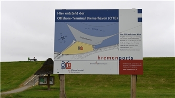 Ein Schild hatte lange auf den geplanten Bau eines Offshore-Terminals (OTB) hingewiesen. Das Projekt scheiterte. Nun erhebt die Bremerhaven-CDU Vorwürfe. (Symbolbild)