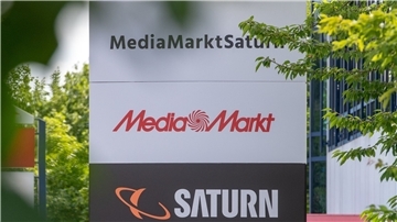 Ein Schild mit den Schriftzügen von Media Markt und Saturn, aufgenommen vor der Firmenzentrale der MediaMarktSaturn-Gruppe.