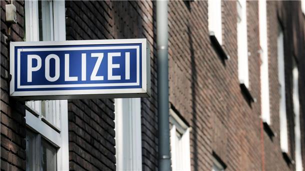 Fremde vor Schulen? Soziale Medien schüren Eltern-Ängste Ein Schild mit der Aufschrift „Polizei“ hängt an einem Polizeipräsidium.