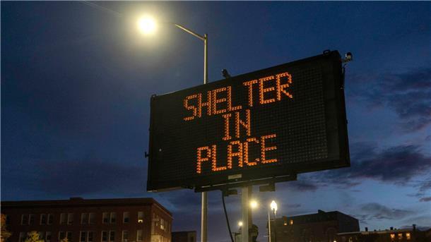 Ein Schild rät den Anwohnern in der US-Stadt Lewiston, zu Hause zu bleiben.