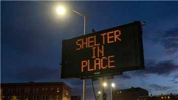 Ein Schild rät den Anwohnern in der US-Stadt Lewiston, zu Hause zu bleiben.