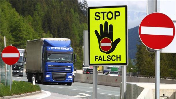 Studie zu Geisterfahrern: Software könnte Fahrer stoppen Ein Schild warnt auf einer Raststätte an der Brennerautobahn vor dem Befahren der Autobahn in die falsche Richtung.
