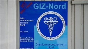 Ein Schild weist auf das Giftinformationszentrum hin.