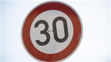 Ein Schild weist auf Tempo 30 hin. Einen Antrag auf Geschwindigkeitsbegrenzung stellte der Rat der Gemeinde Kirchtimke jetzt für die Hemeler Straße in Ostertimke.