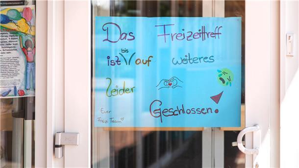 Ein Schild weist noch auf die vorübergehende Schließung des Freizeittreffs in Leherheide hin. Zum 1. Dezember soll die Einrichtung nach Angaben der SPD im Stadtteil wieder öffnen.