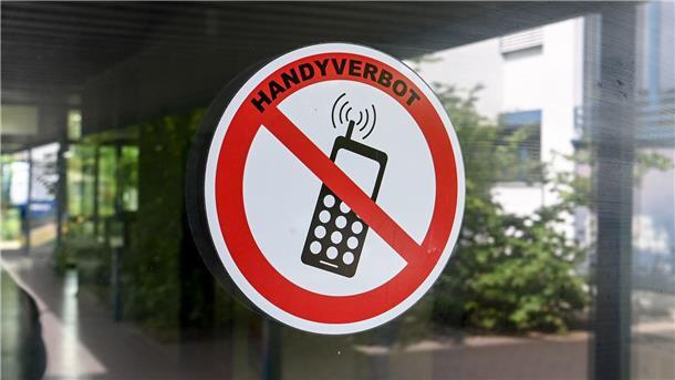 Schüler fordern gleiche Handyregeln für alle Ein Schild zeigt: Hier gilt Handyverbot. Schülerinnen und Schüler aus Baden-Württemberg fordern gerade, dass das auch für Lehrkräfte gilt.