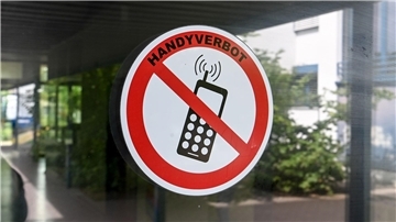 Ein Schild zeigt: Hier gilt Handyverbot. Schülerinnen und Schüler aus Baden-Württemberg fordern gerade, dass das auch für Lehrkräfte gilt.