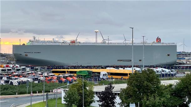 Das Drama an Bord der „Fremantle Highway“: Das sagen die Experten in Bremerhaven Ein Schnappschuss, erst am Montag fotografiert: die "Fremantle Highway" in Bremerhaven.